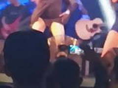 cantora de forro flagrada no palco de vestidinhosem calcinha Full Video | xvideosearch.com