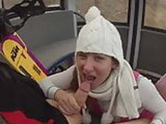 Rattiges Spermaluder lutscht im Skilift! Hot Clip | xvideosearch.com