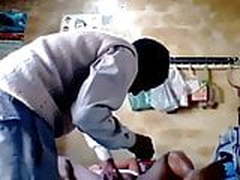 Meri chut ke baal kaat do Online | xvideosearch.com