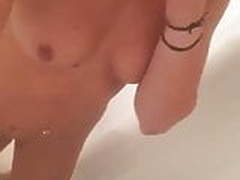 Petite douche HD | xvideosearch.com