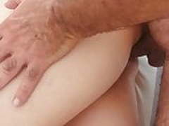 CORNO AJUDA AMANTE A COMER O CUZINHO DA ESPOSA Full Video | xvideosearch.com