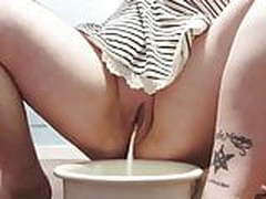 Bowl pissing Hot Clip | xvideosearch.com