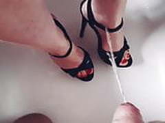 Wife gets tired feet covered in piss Hot Clip | xvideosearch.com