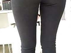 Sexy big ass of a saleswoman in tight jeans in an office Full Video | xvideosearch.com