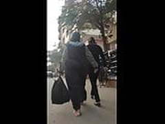 Jiggly big ass hijab shaking her ass in the street