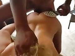 Loira Fodendo e Apanhando na bunda com Havaianas Hot Clip | xvideosearch.com