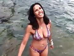 Padma Lakshmi in bikini in the water Hot Clip | xvideosearch.com