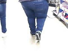 Miss Big Phat Ass throwing it side to side in dem jeans