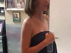 Maya Hawke wearing a towel backstage Free XXX | xvideosearch.com