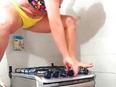 esquentando a janta do marido Hot Clip | xvideosearch.com