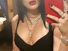 Bella Thorne - Massive Cleavage selfie 1-18-2020 HD | xvideosearch.com