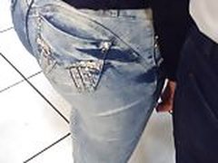 Gostosa de jeans na fila Online | xvideosearch.com