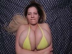 Big tits on the bed Online | xvideosearch.com