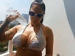 Busty Bitch getting Wet Online | xvideosearch.com