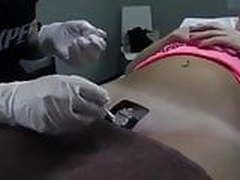 MINHA GATA FAZENDO UMA TATUAGEM HENNA ANTES DE NOIS IRMOS A Online | xvideosearch.com