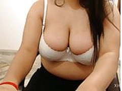 Desi Girl showing white bra HD | xvideosearch.com