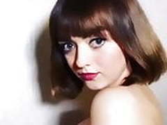 Maisie Williams cleavage in dress Online | xvideosearch.com