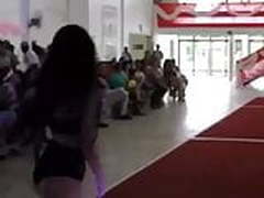 Gostosa do janela da rua desfilando Hot Clip | xvideosearch.com