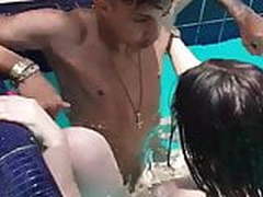 Cogiendo en la piscina HD | xvideosearch.com