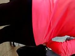 Baixinha de leg na fila 2 Hot Clip | xvideosearch.com