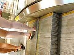 Polpinha da gostosa de shortinho subindo a escada Free XXX | xvideosearch.com