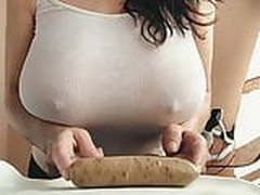 TETTONE ... CAPEZZOLI ... CANOTTIERA ... E COLTELLO.. HD | xvideosearch.com