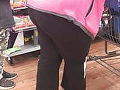 Phat Ass on black girl caught my attention while im chilling HD | xvideosearch.com