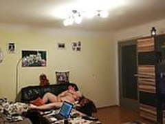 intimate mit einem Kuscheltier auf dem Sofa Full Video | xvideosearch.com