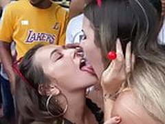Pegacao das novinhas no carnaval 2 Free XXX | xvideosearch.com