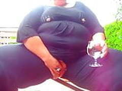 Very big lady pissing on a glasses HD | xvideosearch.com
