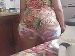 Minha mae gostosa na cozinha exibindo seu rabo tesudo Free XXX | xvideosearch.com