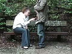 Junges Madel im Park angesprochen Free XXX | xvideosearch.com