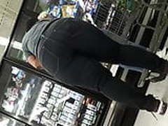 Thick ass big booty gilf in tight blue jeans. HD | xvideosearch.com