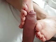 Girlfriend footjob feet bare nude red toes polish Online | xvideosearch.com