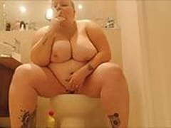 zarte maus druckt ab (danach zeigt sie den rosa vollmond) HD | xvideosearch.com