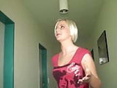 Ossi-Schlampe pisst in die Hotelpflanzen! Online | xvideosearch.com