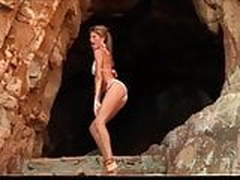 Gorgeous Milf Gisele Bundchen bikini dance Full Video | xvideosearch.com