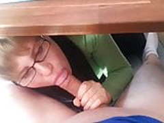 Juliane lutscht Schwanz unterm Schreibtisch! Full Video | xvideosearch.com