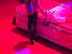 Dildofick mit Squirting auf einer Erotikmesse Online | xvideosearch.com