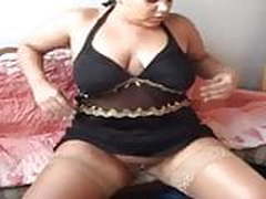 Fettsau wichst sich die Fotze im Wohnzimmer HD | xvideosearch.com