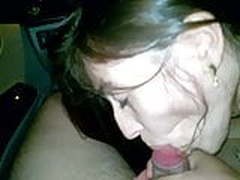 Casada chupa amigo no carro e toma leitinho HD | xvideosearch.com