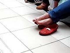 Relaxing her sexy bare feets Free XXX | xvideosearch.com