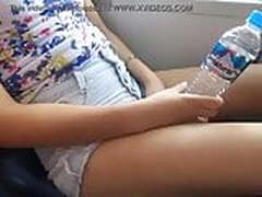 Socando o dedo na buceta da novinha de shorts dentro do onib Full Video | xvideosearch.com