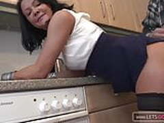 Nerd fickt seine Milf Alte auf dem Tisch Full Video | xvideosearch.com