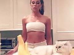Kate Beckinsale dancing at home Free XXX | xvideosearch.com