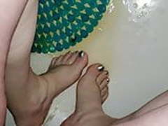 Pee on toes HD | xvideosearch.com