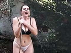 famosa de calcinha no quintal HD | xvideosearch.com