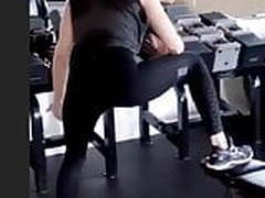 Alison Brie shaking her ass at the gym HD | xvideosearch.com