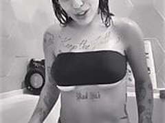 MC Mirella na banheira se exibindo!! Hot Clip | xvideosearch.com