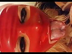Esposa Chupando Verga Con Mascara de Latex Roja 
